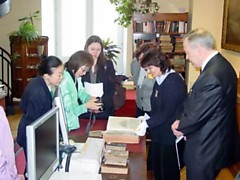Japonijos ambasadorė M.Akashi ir žurnalistė K.Hirano domėjosi Mokslų akademijos Vrublevskių bibliotekoje saugomais retais spaudiniais, kuriuose irgi aptiko japoniškosios tematikos.  T.Kontrimavičiaus nuotr.