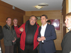 AMBASADOJE. Lietuvos nacionalinio dramos teatro generalinis direktorius Adolfas Večerskis susitikime su Lietuvos nepaprastuoju ir įgaliotuoju ambasadoriumi Baltarusijoje Edminu Bagdonu  (Kristinos Pakonytės nuotr.)